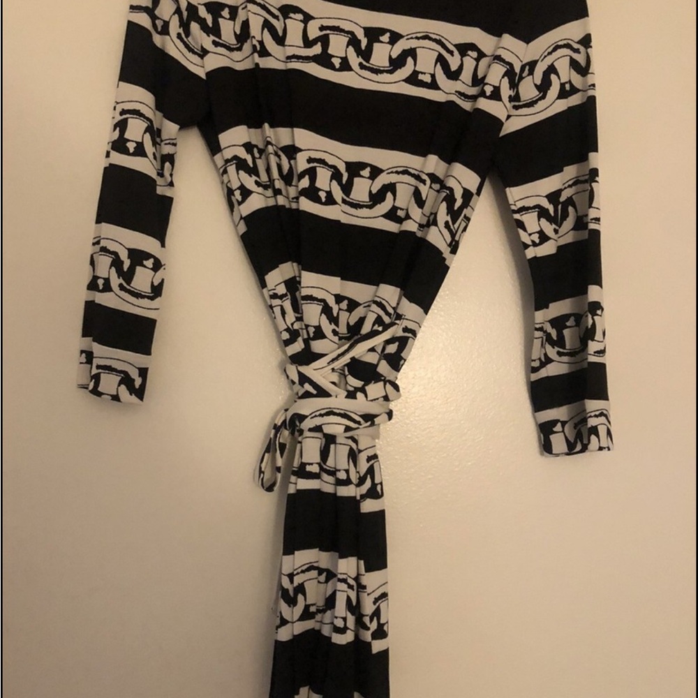 DVF Stylish Black and White Chain Print Wrap Dress - Picture 2 of 2